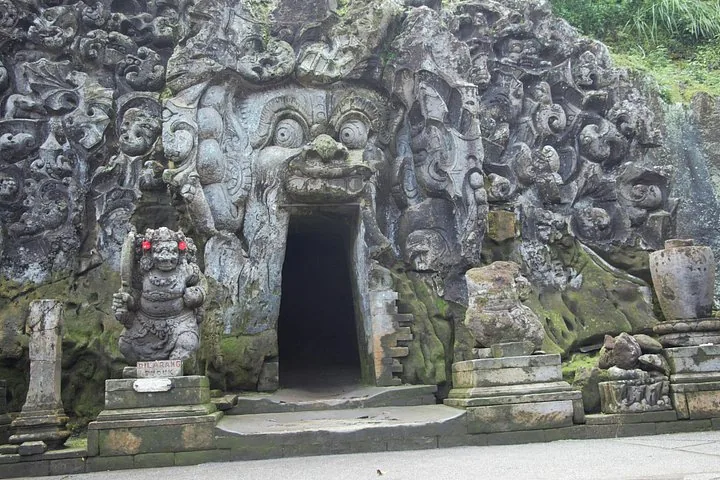Een groep mensen die foto's maakt in een traditionele Balinese dorpsstraat.